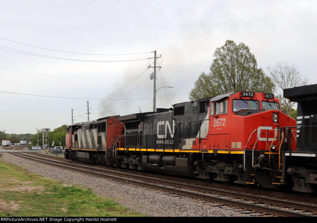 CN 2420 & 2672 lead NS train 6W4